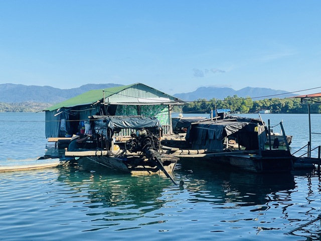 Ở nơi nhiều người dân chân hầu như không 'chạm mặt đất'- Ảnh 9. Ở nơi nhiều người dân chân hầu như không 'chạm mặt đất'- Ảnh 9.