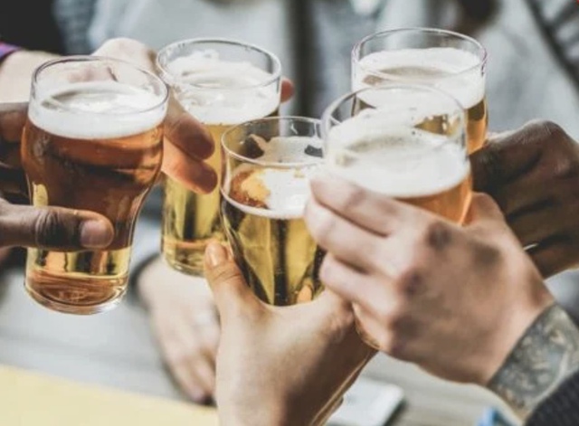 Từ 15/5, uống rượu bia trong giờ làm việc bị phạt đến 3 triệu đồng- Ảnh 1. Từ 15/5, uống rượu bia trong giờ làm việc bị phạt đến 3 triệu đồng- Ảnh 1.