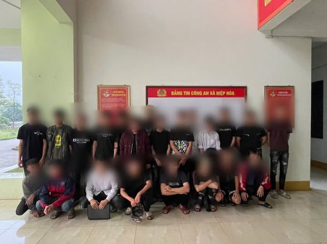 Từ mâu thuẫn đèn pha, 2 nhóm thanh niên mang hung khí hỗn chiến, 3 người nhập viện- Ảnh 1.