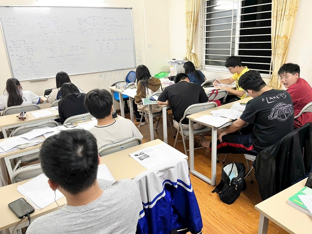 Nới quyền cho hiệu trưởng, siết trách nhiệm trong dạy thêm- Ảnh 1. Nới quyền cho hiệu trưởng, siết trách nhiệm trong dạy thêm- Ảnh 1.