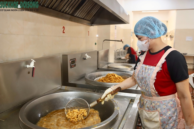 Ba Đình kiểm tra an toàn thực phẩm tại các bếp ăn trường học- Ảnh 3. Ba Đình kiểm tra an toàn thực phẩm tại các bếp ăn trường học- Ảnh 3.