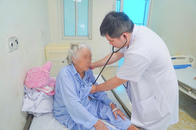 Cụ bà 91 tuổi suy tim nặng được cứu sống ngoạn mục nhờ kỹ thuật thay van động mạch chủ qua da- Ảnh 1. Cụ bà 91 tuổi suy tim nặng được cứu sống ngoạn mục nhờ kỹ thuật thay van động mạch chủ qua da- Ảnh 1.