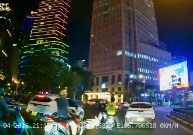 Xác minh người mặc áo xe công nghệ cầm hung khí tấn công thanh niên giữa đường ở TPHCM- Ảnh 1.