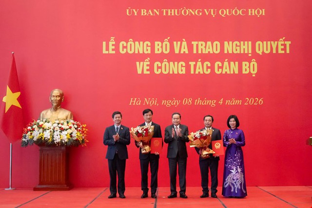 Trao Nghị quyết chuyển sinh hoạt Đoàn ĐBQH đối với ông Nguyễn Duy Ngọc, ông Trần Đức Thắng- Ảnh 1. Trao Nghị quyết chuyển sinh hoạt Đoàn ĐBQH đối với ông Nguyễn Duy Ngọc, ông Trần Đức Thắng- Ảnh 1.