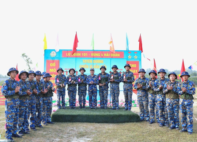 Tổ chức bắn đạn thật cho chiến sĩ mới ở Vùng 4 Hải quân- Ảnh 2. Tổ chức bắn đạn thật cho chiến sĩ mới ở Vùng 4 Hải quân- Ảnh 2.