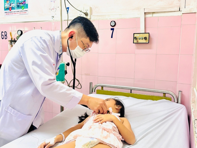 Vụ hàng loạt học sinh nghi ngộ độc tại TPHCM: Nhiều ca nhiễm trùng tiêu hóa mức trung bình đến nặng- Ảnh 1. Vụ hàng loạt học sinh nghi ngộ độc tại TPHCM: Nhiều ca nhiễm trùng tiêu hóa mức trung bình đến nặng- Ảnh 1.