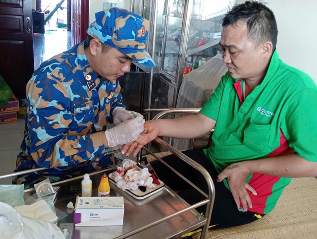 Nhà giàn DK1/7 kịp thời xử trí vết thương cho ngư dân bị cá chình cắn- Ảnh 1.