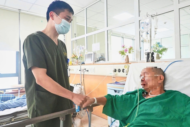 Sốt cao không rõ nguyên nhân, viêm phổi nặng, người đàn ông hồi sinh kỳ diệu từ 'cửa tử'- Ảnh 1.