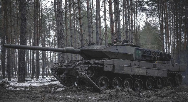 Xe tăng Leopard 2A6 của Ukraine tiêu diệt T-72 Nga ở khoảng cách kỷ lục 5,5 km?- Ảnh 1. Xe tăng Leopard 2A6 của Ukraine tiêu diệt T-72 Nga ở khoảng cách kỷ lục 5,5 km?- Ảnh 1.