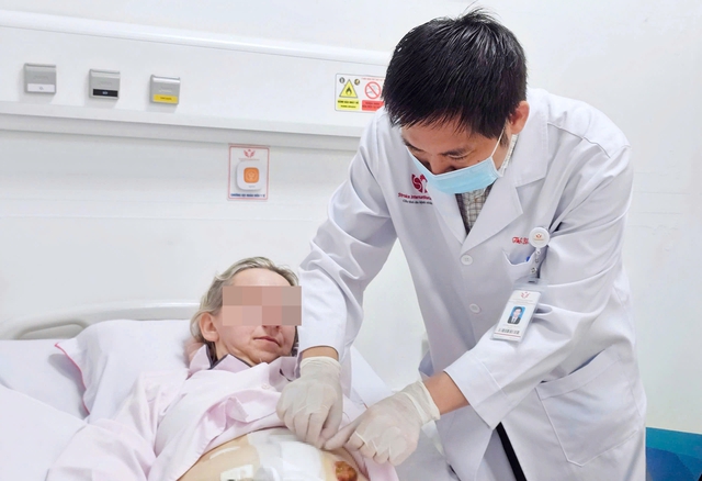 Cứu nữ du khách Latvia khỏi nguy kịch, phát hiện ung thư đại tràng từ ca thủng ruột- Ảnh 1.