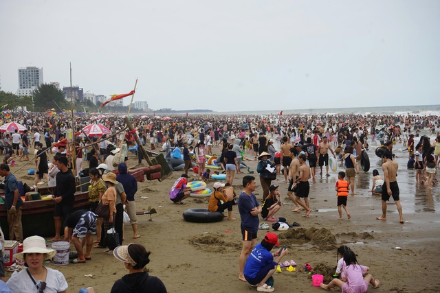 Biển người ‘ken đặc’ Sầm Sơn- Ảnh 5.