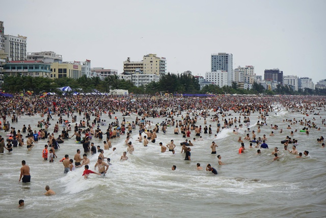 Biển người ‘ken đặc’ Sầm Sơn- Ảnh 7.