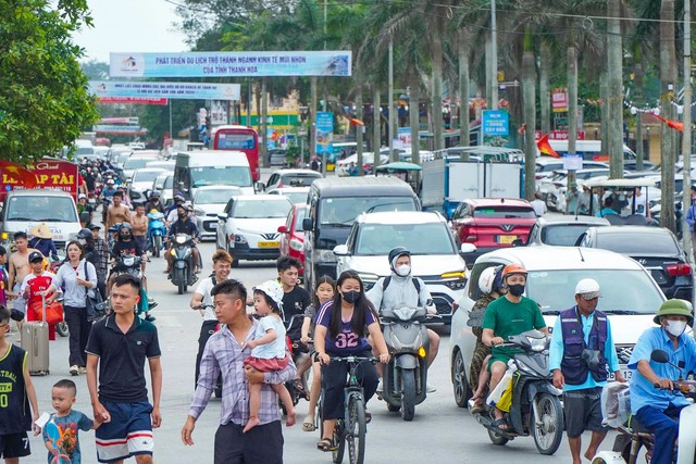 Biển người ‘ken đặc’ Sầm Sơn- Ảnh 1.
