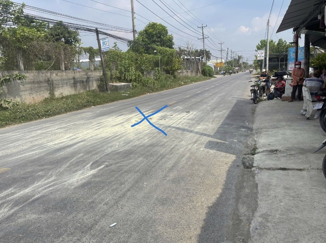 Người đàn ông 69 tuổi đem can xăng ra đường châm lửa tự thiêu- Ảnh 1. Người đàn ông 69 tuổi đem can xăng ra đường châm lửa tự thiêu- Ảnh 1.