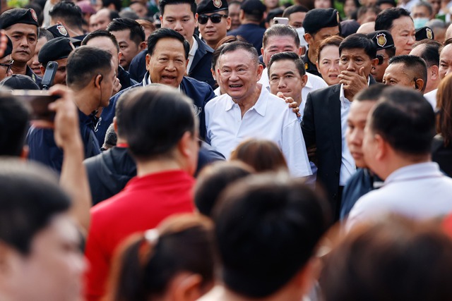 Cựu Thủ tướng Thái Lan Thaksin ra tù trước thời hạn- Ảnh 3. Cựu Thủ tướng Thái Lan Thaksin ra tù trước thời hạn- Ảnh 3.