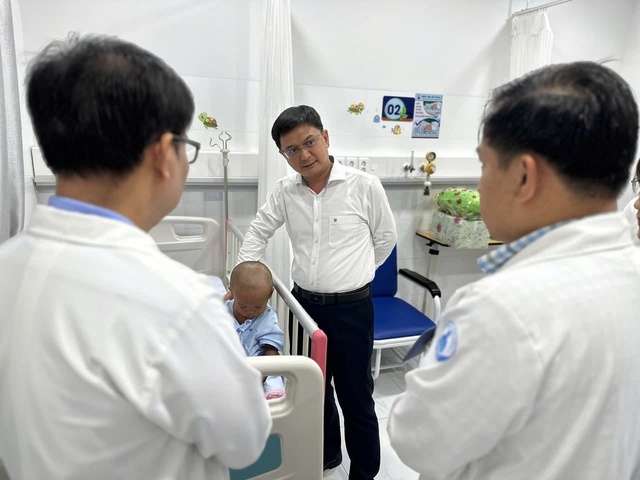 Bé 2 tuổi bị mẹ và cha dượng bạo hành được trao giấy khai sinh tại bệnh viện- Ảnh 1.