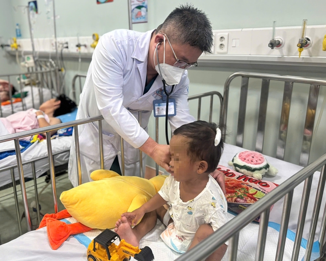 Bé 2 tuổi bị mẹ và cha dượng bạo hành được trao giấy khai sinh tại bệnh viện- Ảnh 3.