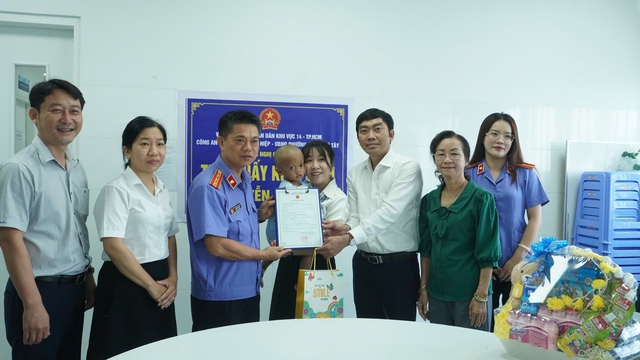 Bé 2 tuổi bị mẹ và cha dượng bạo hành được trao giấy khai sinh tại bệnh viện- Ảnh 2.