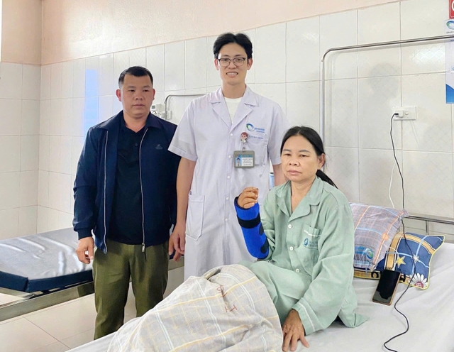 Vi phẫu cứu bàn tay gần đứt rời do tai nạn nổ bình khí nén
- Ảnh 2.