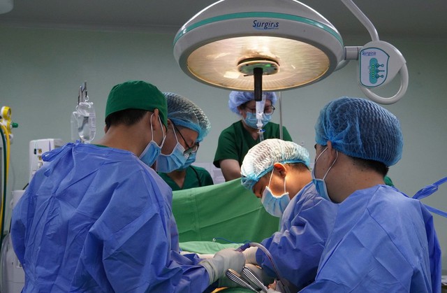Đinh bắn xuyên bụng khi sửa đồ tại nhà- Ảnh 1. Đinh bắn xuyên bụng khi sửa đồ tại nhà- Ảnh 1.