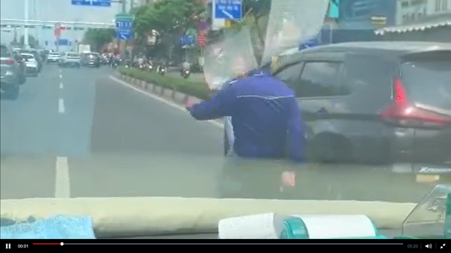 CSGT xác minh clip 2 người đàn ông rượt đuổi, đánh nhau trên đường ở TPHCM- Ảnh 1.