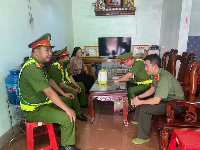 Người phụ nữ cầm cào chặn ô tô đi vào đường phơi lúa- Ảnh 1. Người phụ nữ cầm cào chặn ô tô đi vào đường phơi lúa- Ảnh 1.