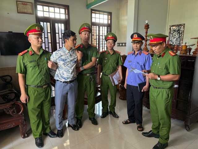 Bắt đối tượng cản trở người thi hành công vụ, đăng tải nội dung xuyên tạc ở Huế- Ảnh 1.