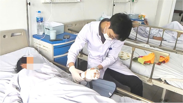 Vi phẫu cứu ngón tay đứt lìa cho nữ công nhân phụ hồ bị máy trộn bê tông cuốn nát bàn tay- Ảnh 3. Vi phẫu cứu ngón tay đứt lìa cho nữ công nhân phụ hồ bị máy trộn bê tông cuốn nát bàn tay- Ảnh 3.