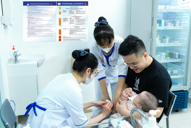 Từ cơn sốt nhẹ đến giây phút sinh tử - 24 giờ mong manh của con trước bệnh do não mô cầu- Ảnh 2.