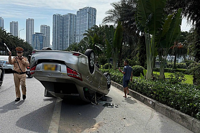Một vụ ô tô ngửa bụng vừa xảy ra tại Hà Nội sau sự cố nổ lốp, lực lượng chức năng nhanh chóng có mặt phân luồng giao thông.