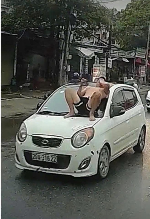 Bố vợ đòi lại xe ô tô, con rể nằm 'ăn vạ' trên nắp capo, hai bố con bị khởi tố- Ảnh 1. Bố vợ đòi lại xe ô tô, con rể nằm 'ăn vạ' trên nắp capo, hai bố con bị khởi tố- Ảnh 1.