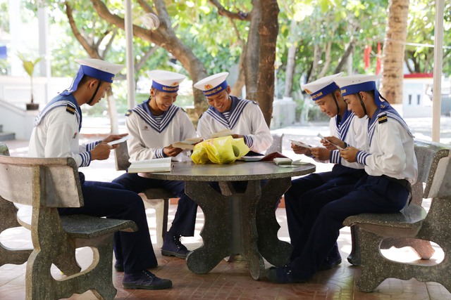 'Tình lính biển' - khi trái tim dạt dào nỗi nhớ- Ảnh 2. 'Tình lính biển' - khi trái tim dạt dào nỗi nhớ- Ảnh 2.