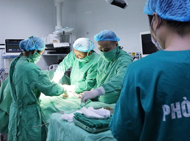 Cấp cứu thành công sản phụ vỡ ối tại nhà, ngôi ngang, rau tiền đạo nguy kịch- Ảnh 1.