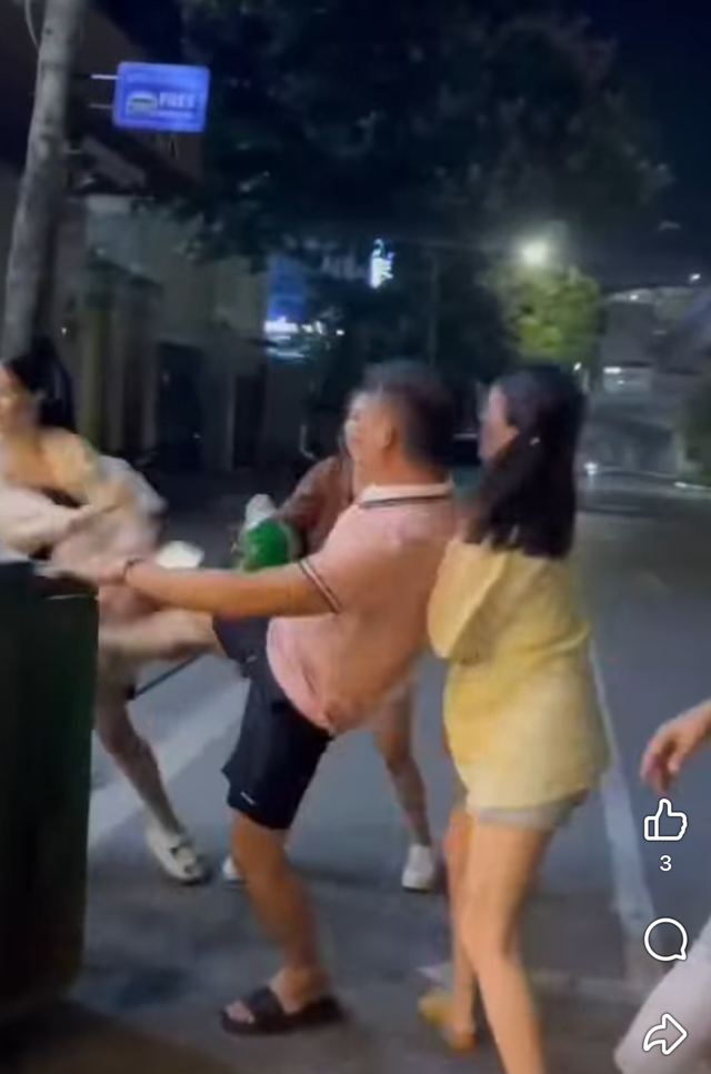 Công an làm rõ danh tính nhóm người đi xe lexus xô xát với 2 cô gái trước cửa quán cà phê- Ảnh 1.