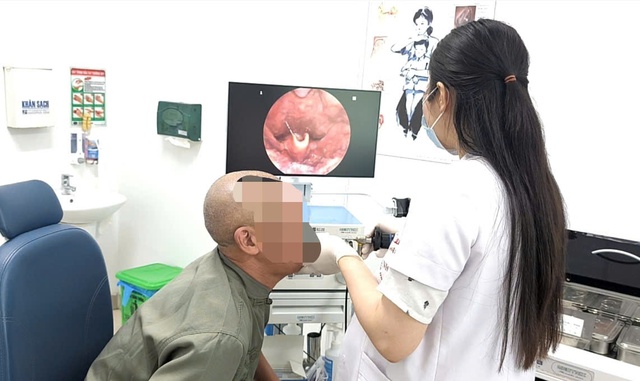 Đi nắng về rồi nhai đá lạnh, cụ ông rơi vào nguy kịch- Ảnh 3.