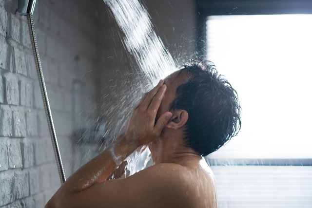 Điều gì xảy ra khi người tăng huyết áp tắm nước lạnh?- Ảnh 1.