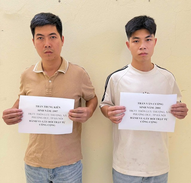 Tạm giữ 2 anh em xông vào quán cắt tóc hành hung chủ quán vi nghi quan hệ bất chính với bố- Ảnh 1. Tạm giữ 2 anh em xông vào quán cắt tóc hành hung chủ quán vi nghi quan hệ bất chính với bố- Ảnh 1.