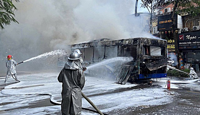 Sau vụ cháy xe buýt trên phố Lý Thường Kiệt: Hà Nội kiểm tra toàn diện phương tiện vận tải công cộng- Ảnh 2.
