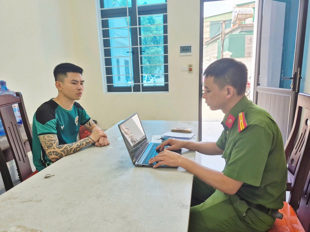 Giả vờ mua trứng gà rồi giật dây chuyền vàng- Ảnh 1. Giả vờ mua trứng gà rồi giật dây chuyền vàng- Ảnh 1.