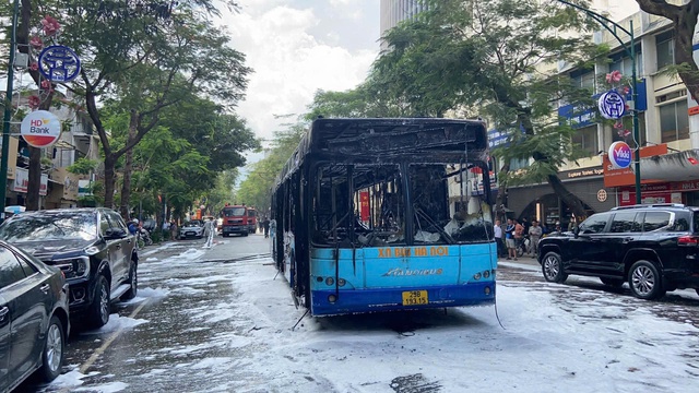 Hà Nội: Cháy xe buýt trên phố Lý Thường Kiệt, hành khách kịp thoát thân- Ảnh 2.