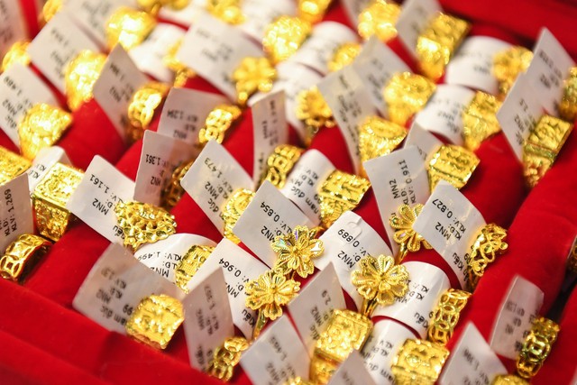 Chốt giá vàng hôm nay ngày 17/5 giảm cực mạnh, người mua lỗ đậm- Ảnh 1.