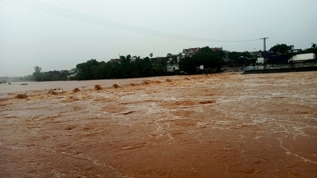 Mưa lớn ở Quảng Ninh gây ngập lụt, sạt lở nhiều nơi- Ảnh 1.