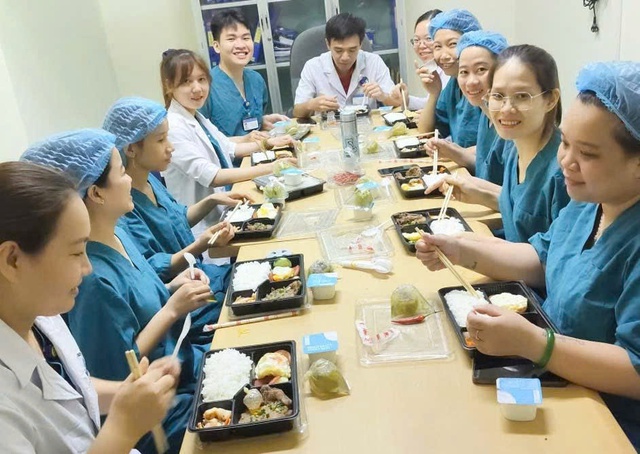 'Bữa cơm Công đoàn' ấm lòng nhân viên y tế- Ảnh 1.