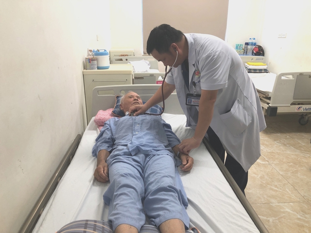 Kỹ thuật đỉnh cao trong can thiệp tim mạch: Mở cơ hội sống cho người bệnh hẹp van động mạch chủ nguy kịch- Ảnh 2. Kỹ thuật đỉnh cao trong can thiệp tim mạch: Mở cơ hội sống cho người bệnh hẹp van động mạch chủ nguy kịch- Ảnh 2.