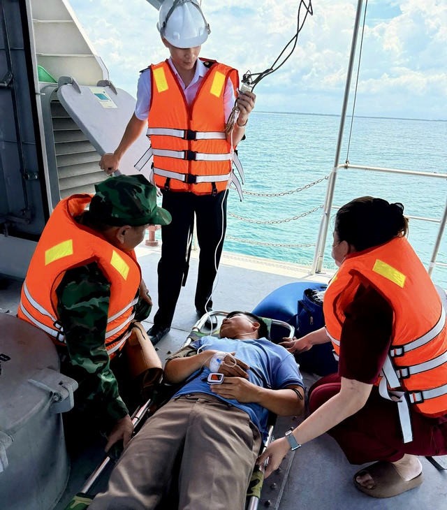 Cứu hộ thuyền trưởng bị suy hô hấp ở vùng biển xa bờ- Ảnh 1. Cứu hộ thuyền trưởng bị suy hô hấp ở vùng biển xa bờ- Ảnh 1.