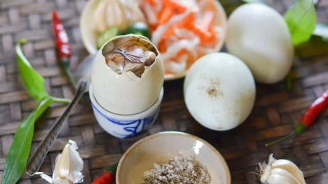 Người cao tuổi ăn trứng vịt lộn có tốt không? - Ảnh 1.
