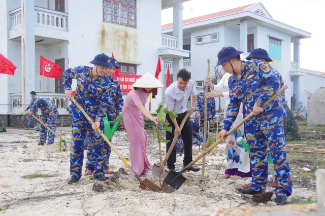 Lữ đoàn 146 tổ chức ‘Tết trồng cây đời đời nhớ ơn Bác Hồ’- Ảnh 3.