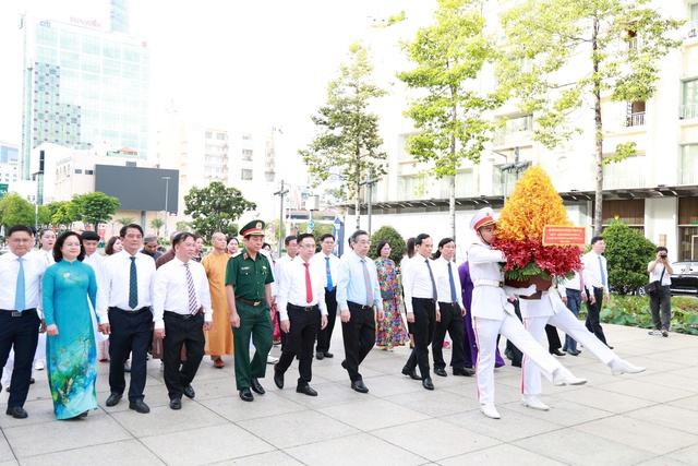 Bí thư Thành ủy TPHCM Trần Lưu Quang dâng hoa tưởng niệm Chủ tịch Hồ Chí Minh- Ảnh 1. Bí thư Thành ủy TPHCM Trần Lưu Quang dâng hoa tưởng niệm Chủ tịch Hồ Chí Minh- Ảnh 1.