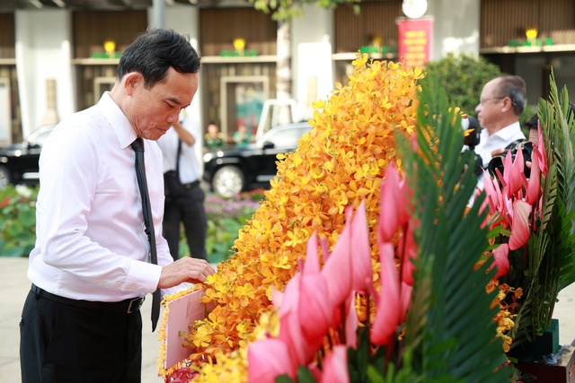 Bí thư Thành ủy TPHCM Trần Lưu Quang dâng hoa tưởng niệm Chủ tịch Hồ Chí Minh- Ảnh 2. Bí thư Thành ủy TPHCM Trần Lưu Quang dâng hoa tưởng niệm Chủ tịch Hồ Chí Minh- Ảnh 2.