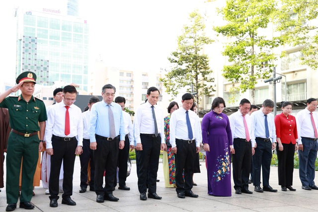 Bí thư Thành ủy TPHCM Trần Lưu Quang dâng hoa tưởng niệm Chủ tịch Hồ Chí Minh- Ảnh 3. Bí thư Thành ủy TPHCM Trần Lưu Quang dâng hoa tưởng niệm Chủ tịch Hồ Chí Minh- Ảnh 3.